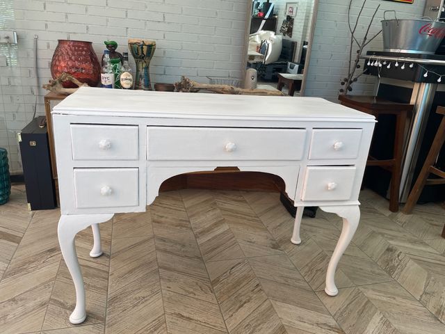 Coqueta antigua en blanco