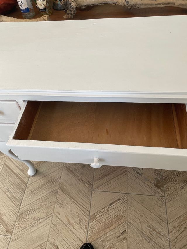 Coqueta antigua en blanco