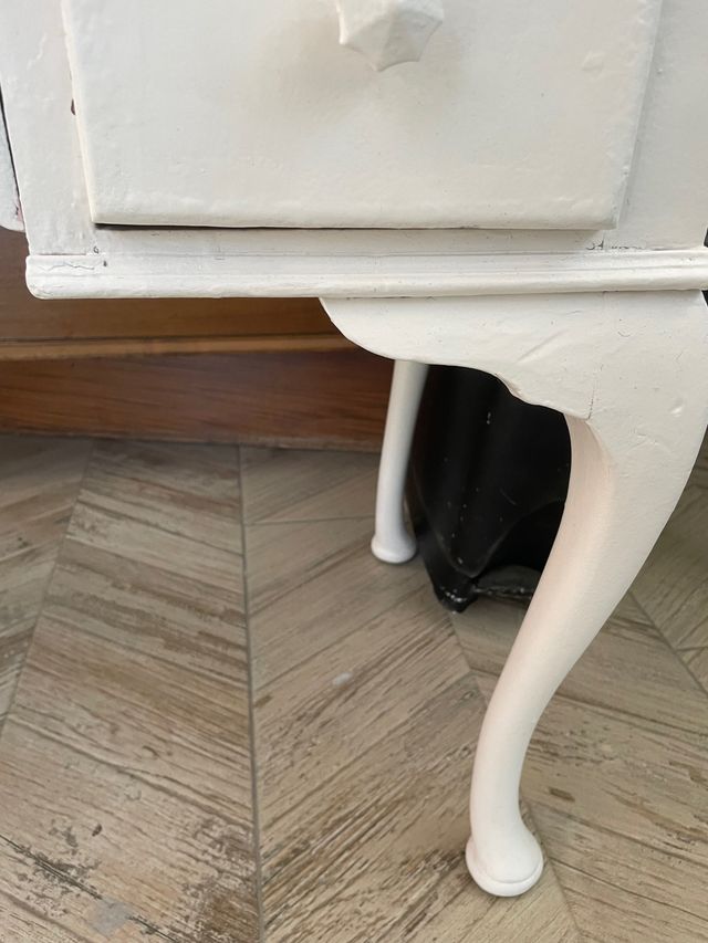 Coqueta antigua en blanco