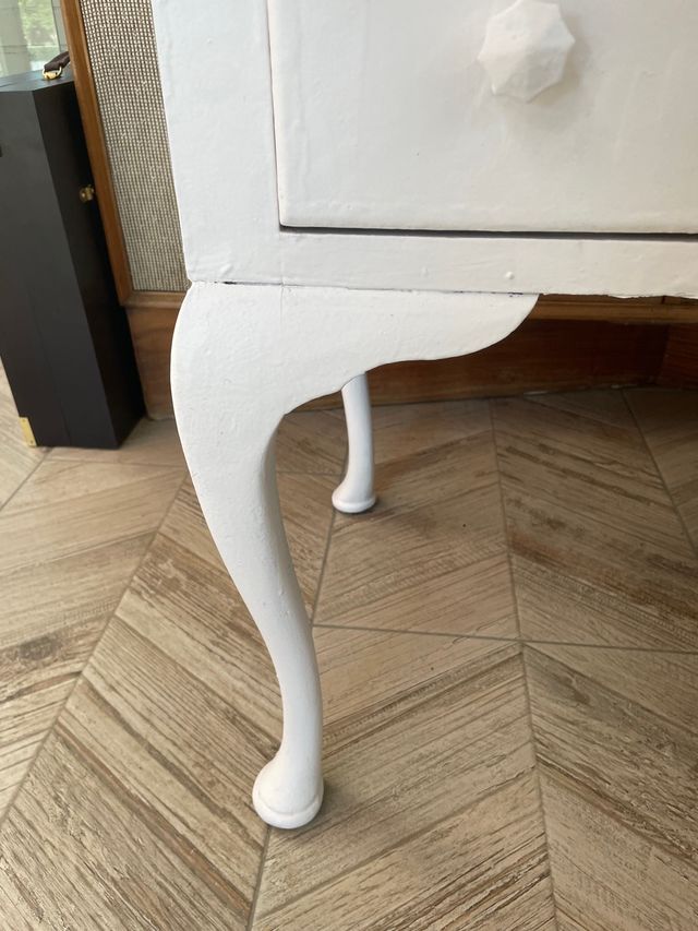 Coqueta antigua en blanco