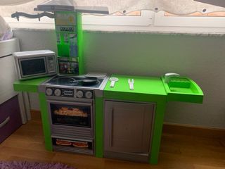 Cocinita con microondas,horno y nevera