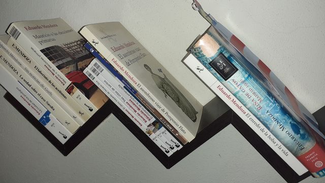 Libros de narrativa variados.