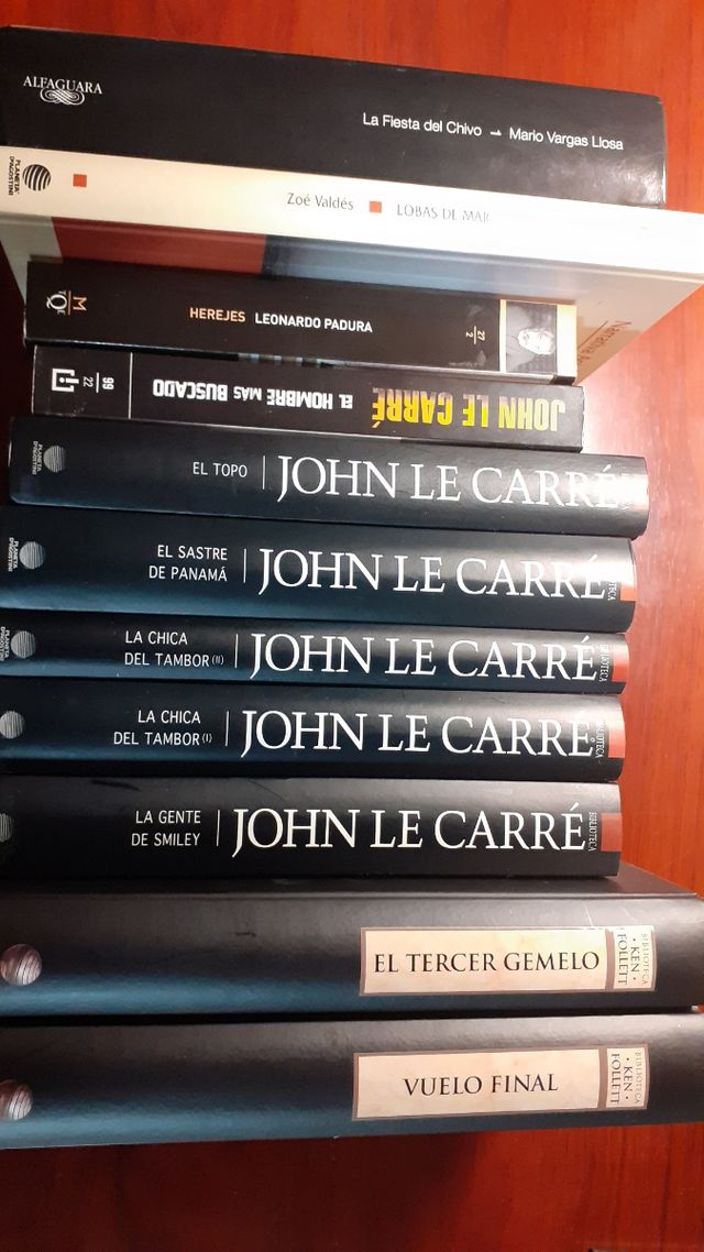 Libros de narrativa variados.