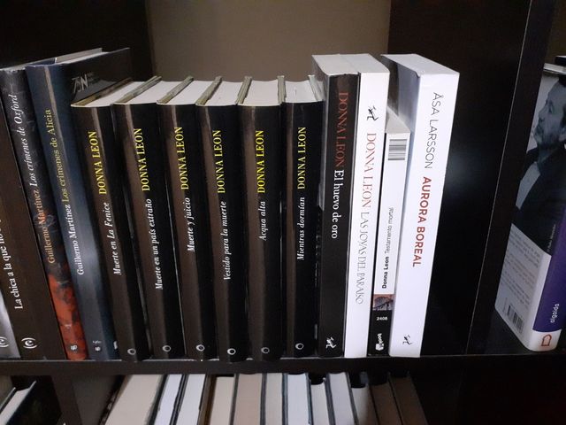 Libros de narrativa variados.