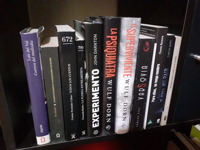 Libros de narrativa variados.