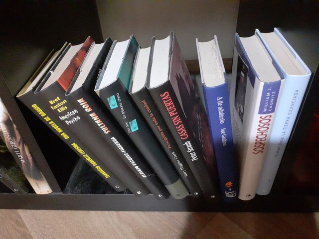 Libros de narrativa variados.