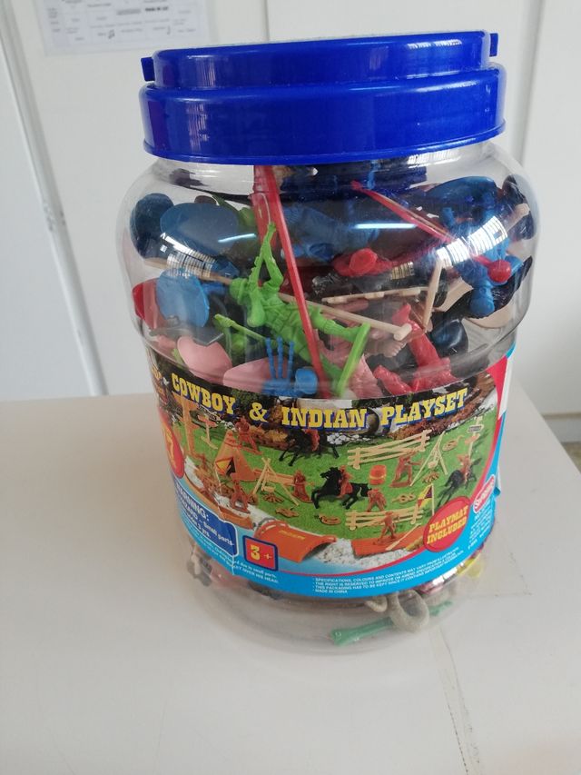 Indiani e cowboy. Piccoli soldati.