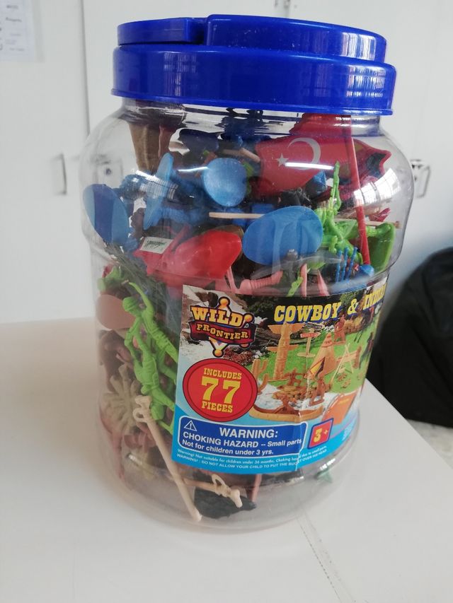 Indiani e cowboy. Piccoli soldati.