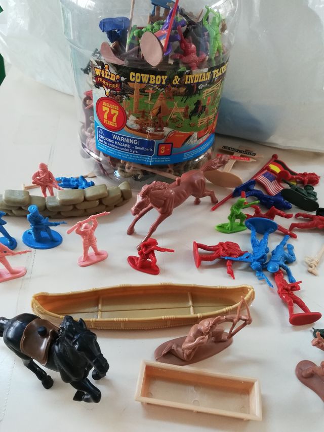 Indiani e cowboy. Piccoli soldati.