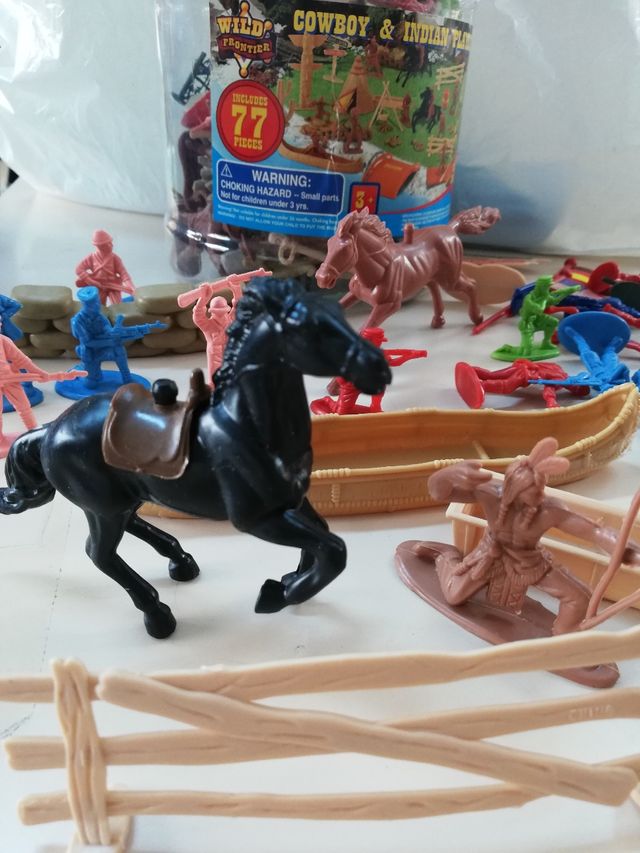 Indiani e cowboy. Piccoli soldati.