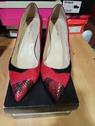 Zapato tacón rojo y negro 