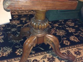 Tavolo inglese ovale del XIX secolo in noce