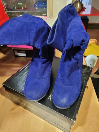 Botín de antelina azul klein