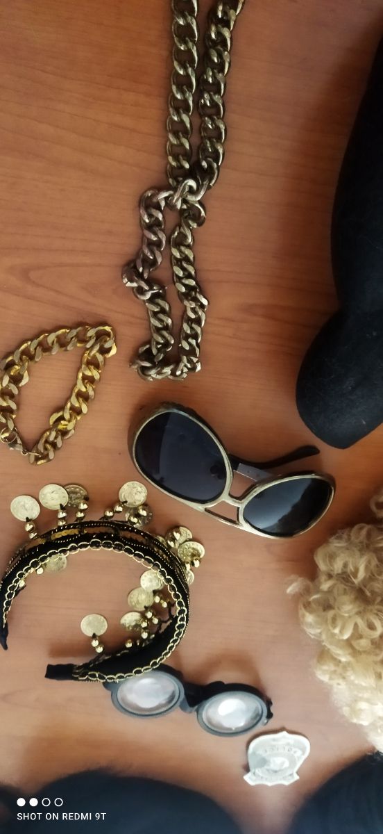 Diferentes accesorios para disfraces