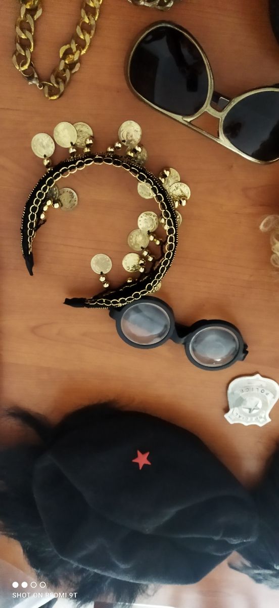 Diferentes accesorios para disfraces