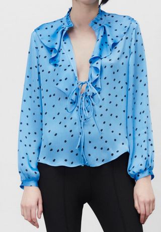 BLUSA LUNARES VOLANTES de Zara