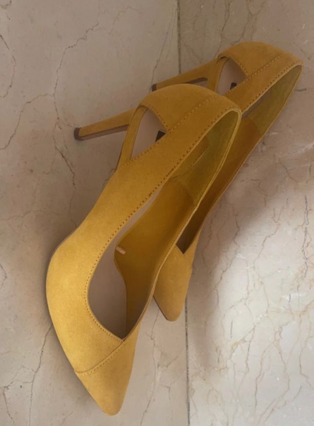 Tacones stiletto de color amarillo