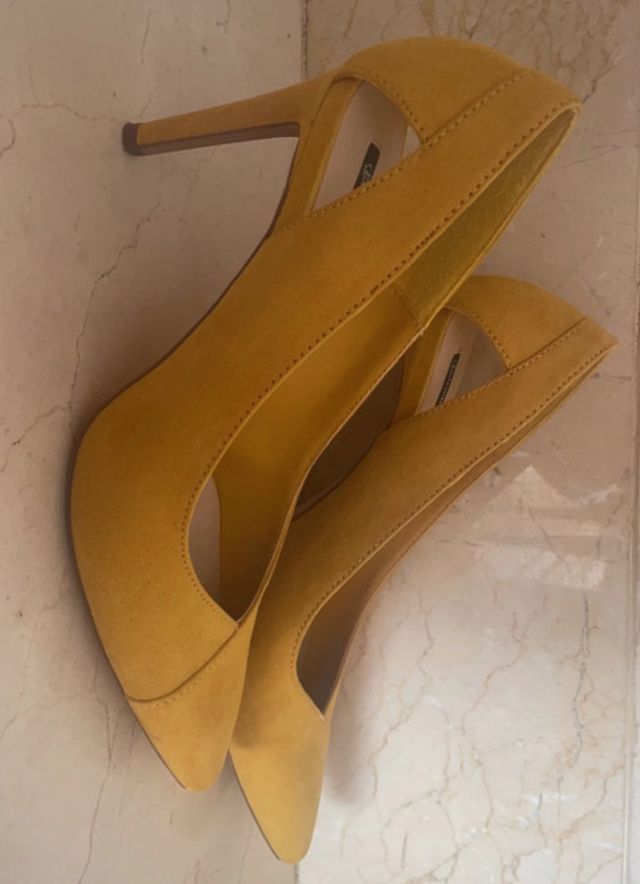 Tacones stiletto de color amarillo