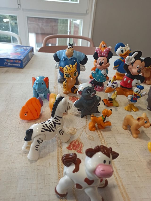 lote figuras animales y figuras Disney
