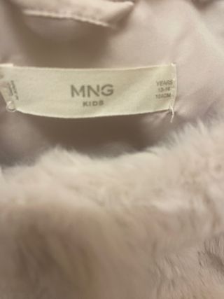 Chaqueta de pelo rosa claro.