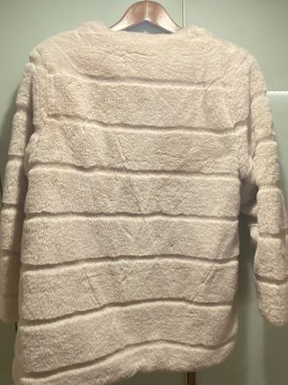 Chaqueta de pelo rosa claro.