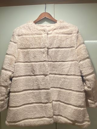 Chaqueta de pelo rosa claro.
