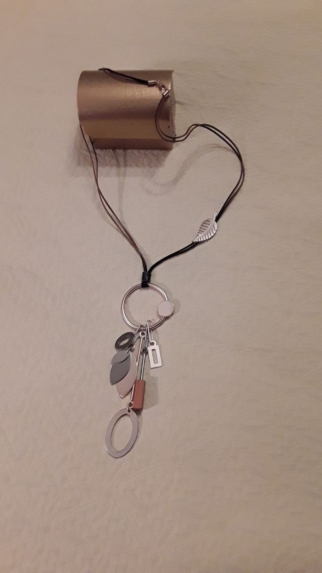 colgante metálico artesania tonos rosa palo