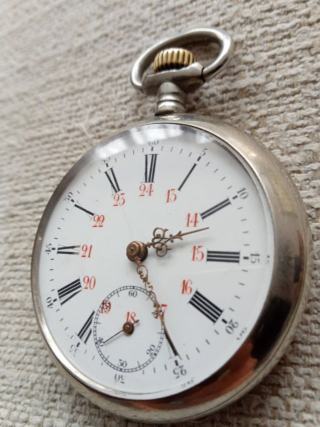 Reloj antiguo de bolsillo antigüedad 70 años.