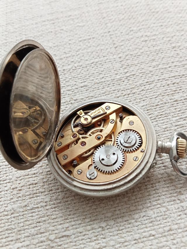 Reloj antiguo de bolsillo antigüedad 70 años.