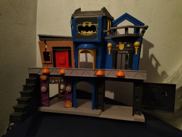 casa de Batman y dos muñecos
