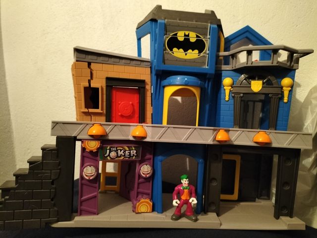 casa de Batman y dos muñecos