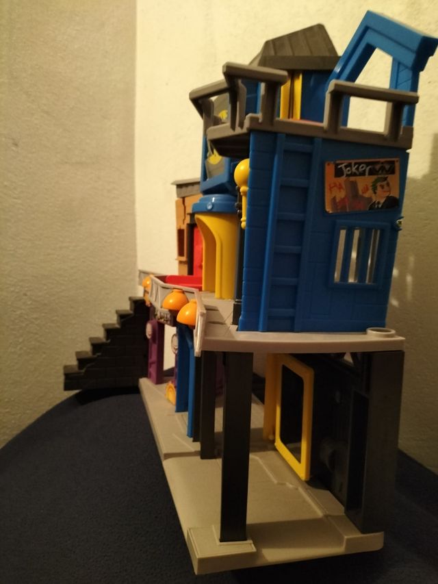 casa de Batman y dos muñecos