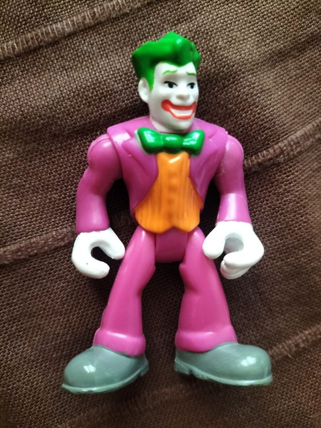 casa de Batman y dos muñecos