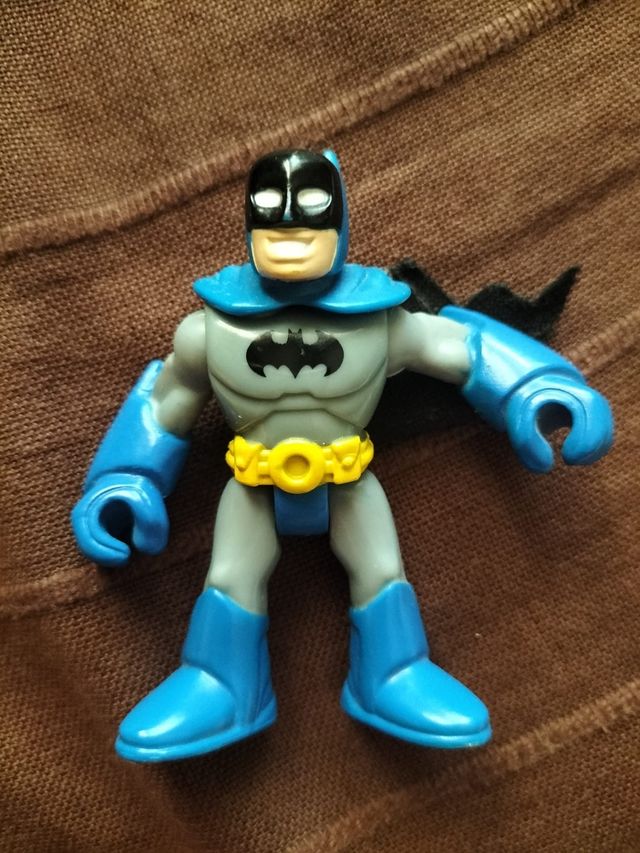 casa de Batman y dos muñecos