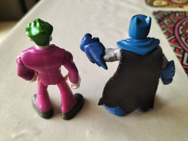 casa de Batman y dos muñecos