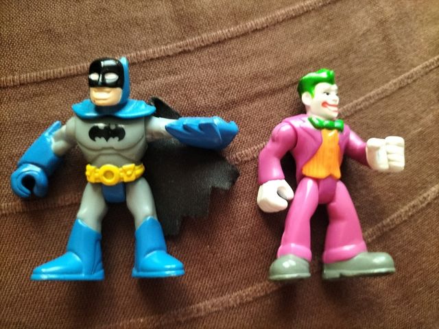 casa de Batman y dos muñecos