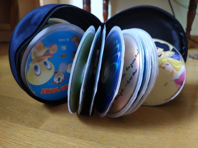 DVDs de películas infantiles variados.