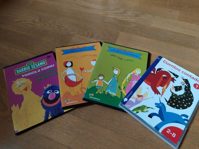 DVDs de películas infantiles variados.