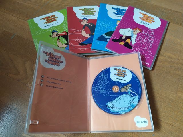 DVDs de películas infantiles variados.