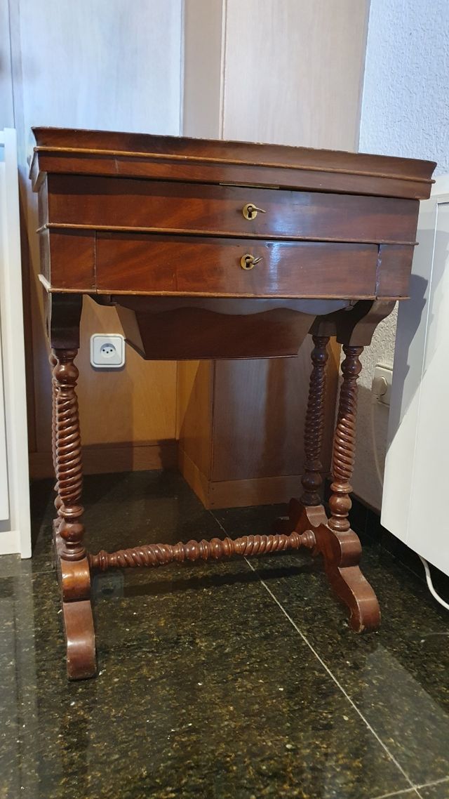 Mueble antiguo de madera
