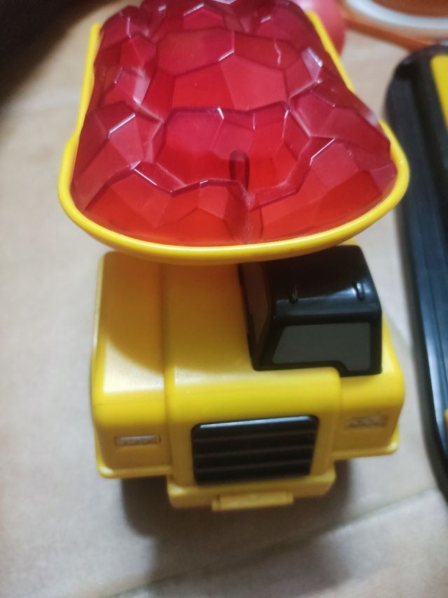 camión CAT que se mueve e ilumina