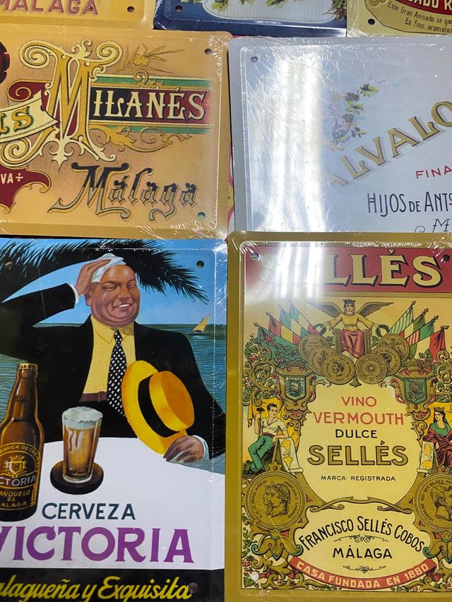 Chapas antiguas de productos malagueños
