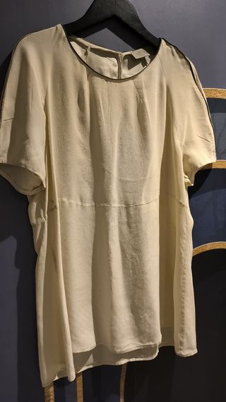 Blusa de vestir de seda. T.L. Uterque 