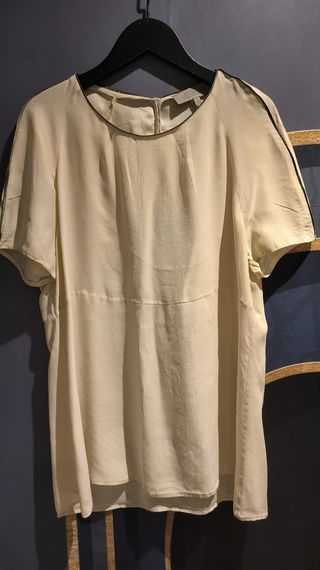 Blusa de vestir de seda. T.L. Uterque 