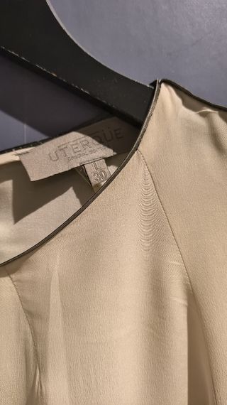 Blusa de vestir de seda. T.L. Uterque 