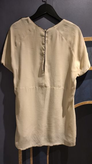 Blusa de vestir de seda. T.L. Uterque 