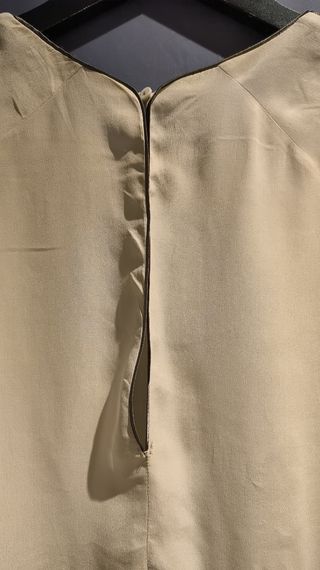 Blusa de vestir de seda. T.L. Uterque 