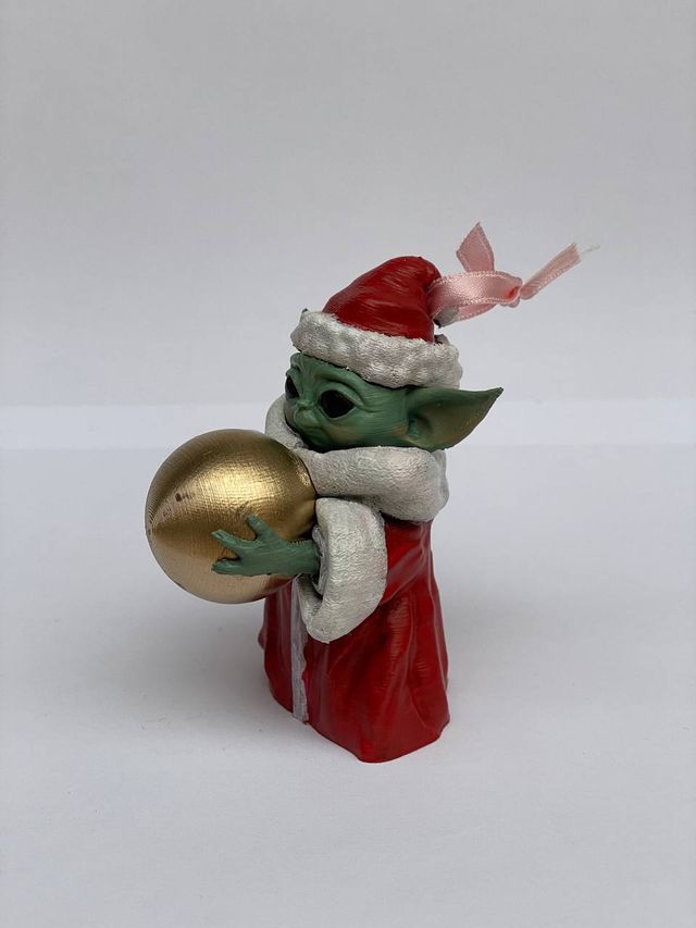 Figura de Baby Yoda navideño (para pintar)