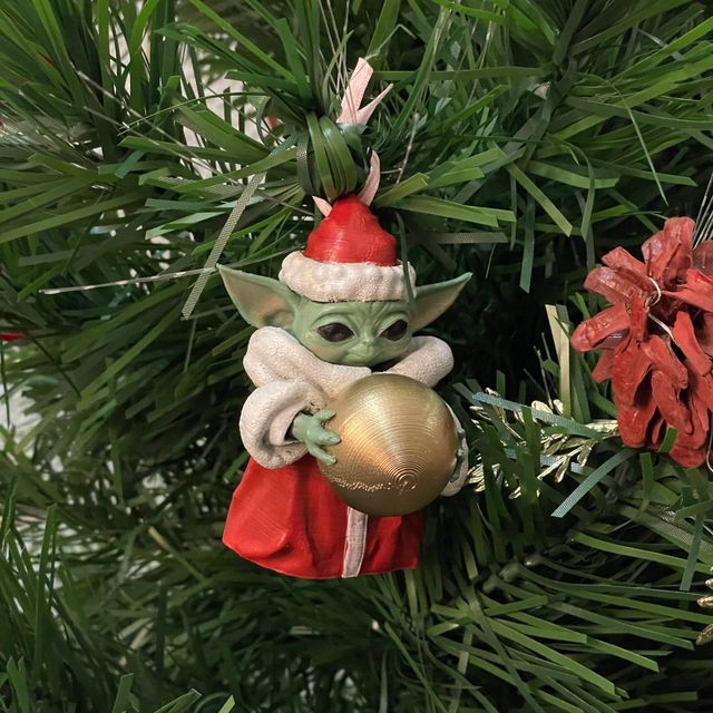 Figura de Baby Yoda navideño (para pintar)
