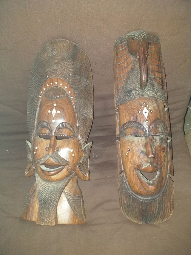 pareja de caretas talladas